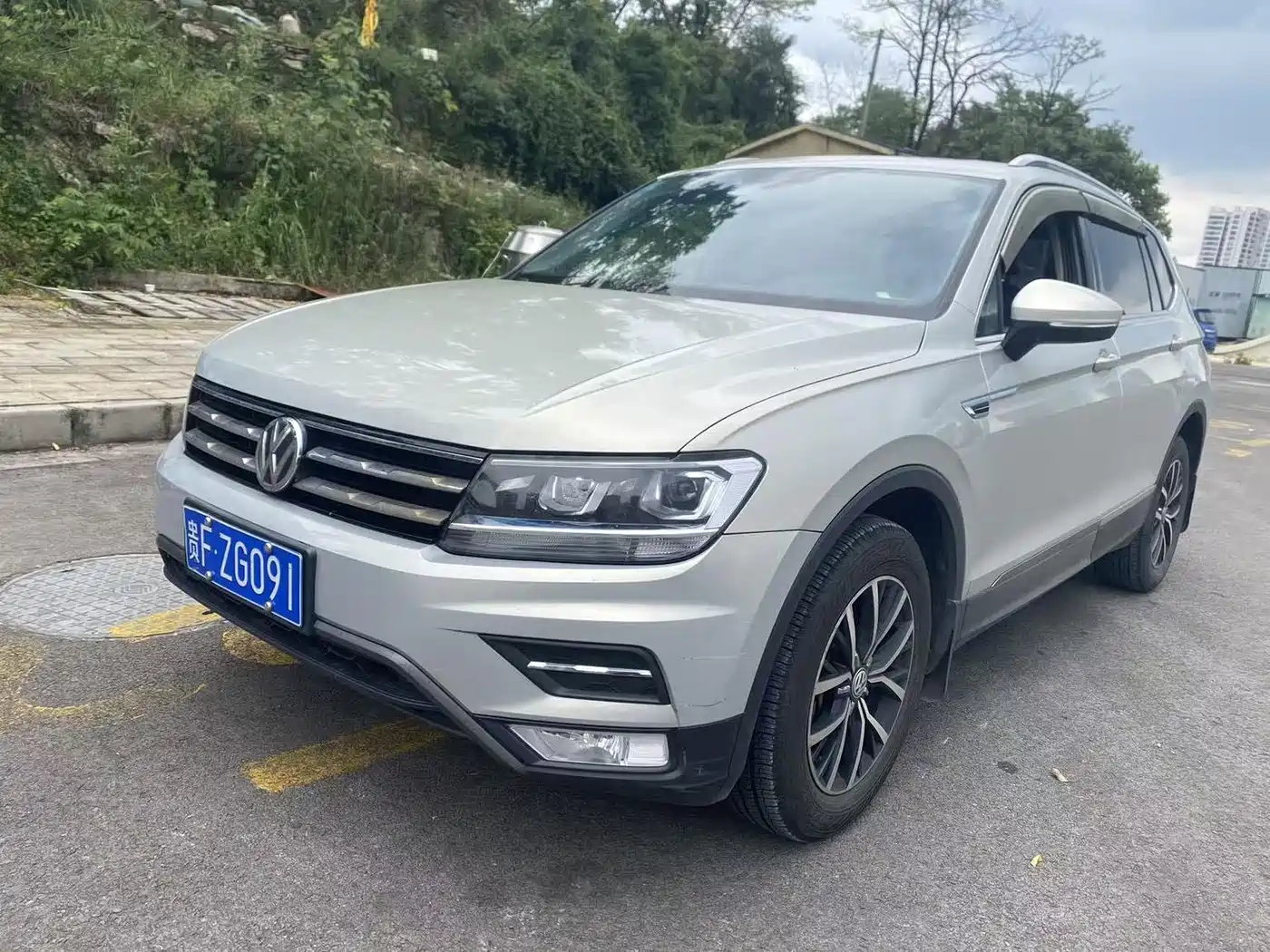 Photo 1 - Volkswagen Tiguan L