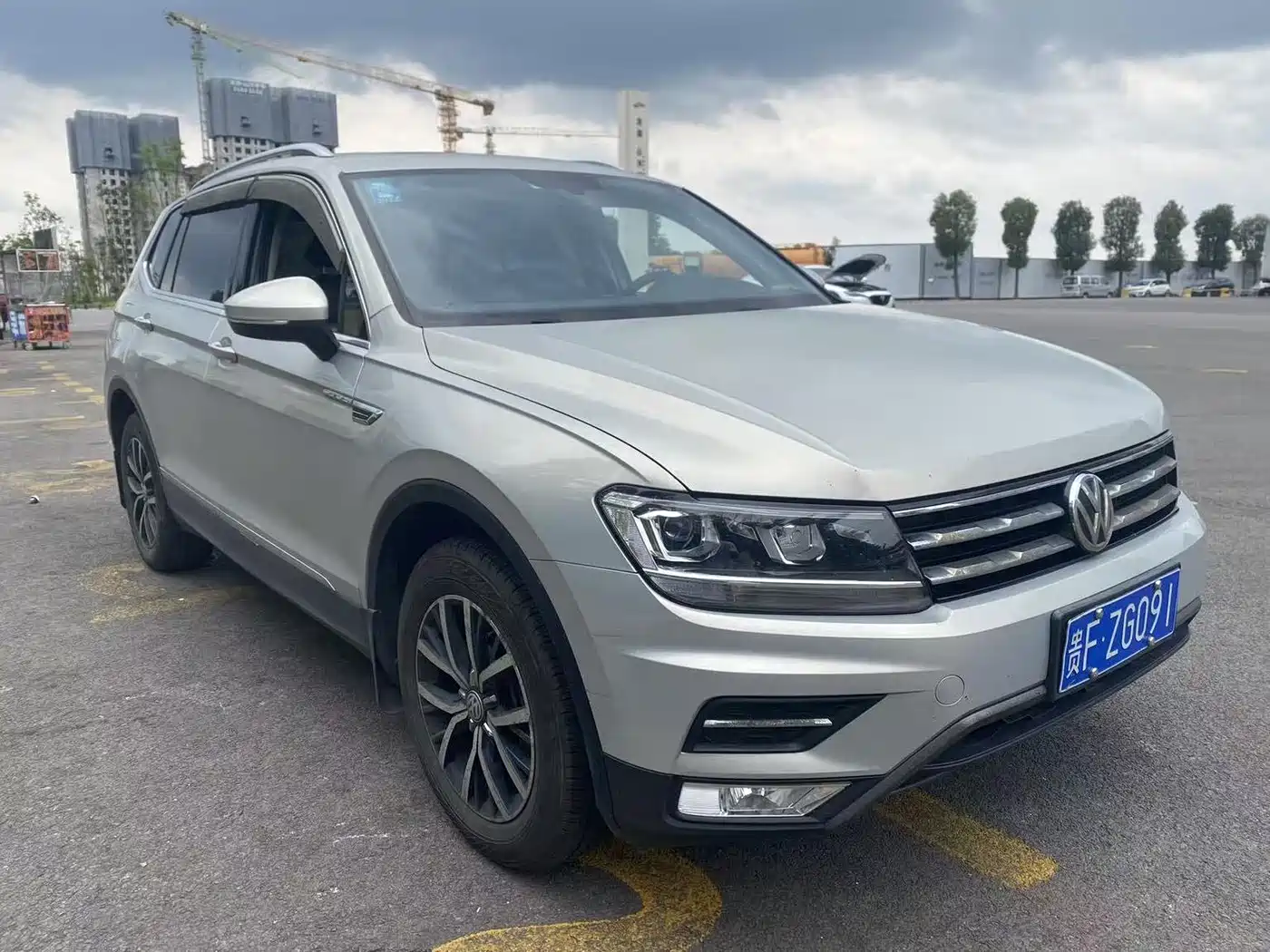 Photo 3 - Volkswagen Tiguan L