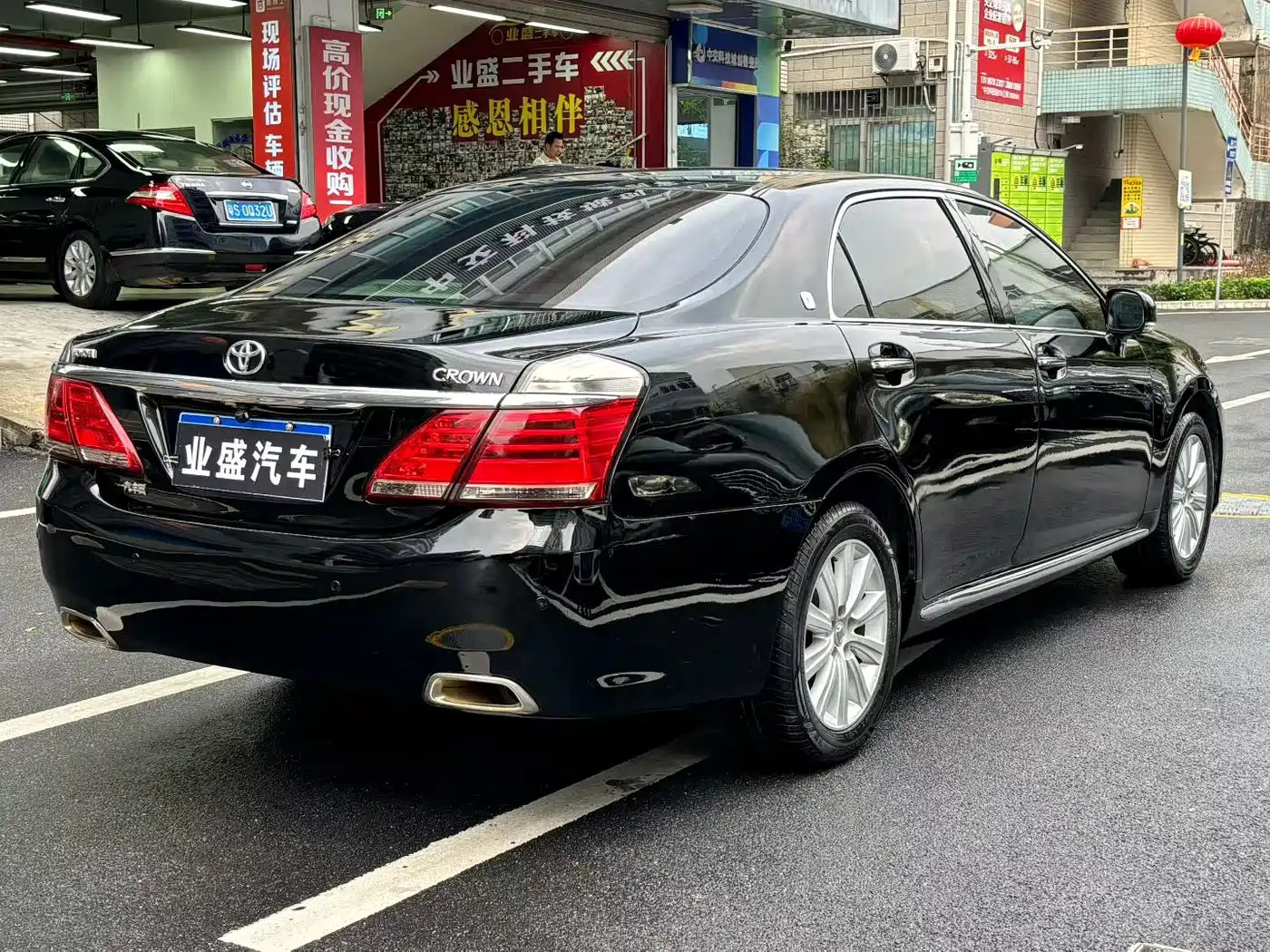 Toyota Crown 2012 2.5L Royal Leather Edition фото 3