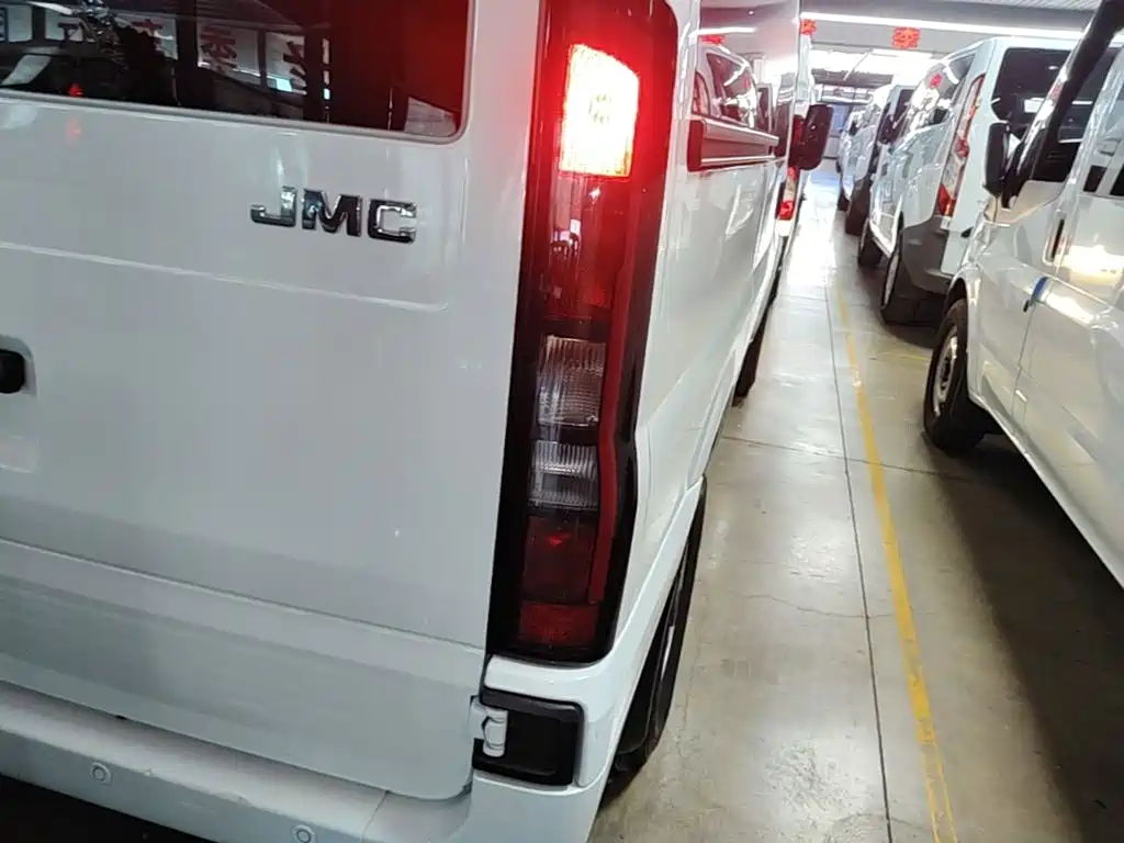 Jiangling JMC Fushun 2026 2025 Model 2.0T 6MT Diesel Short Wheelbase Low Roof Commercial MPV 5/6 Seats with Dual Swing Doors