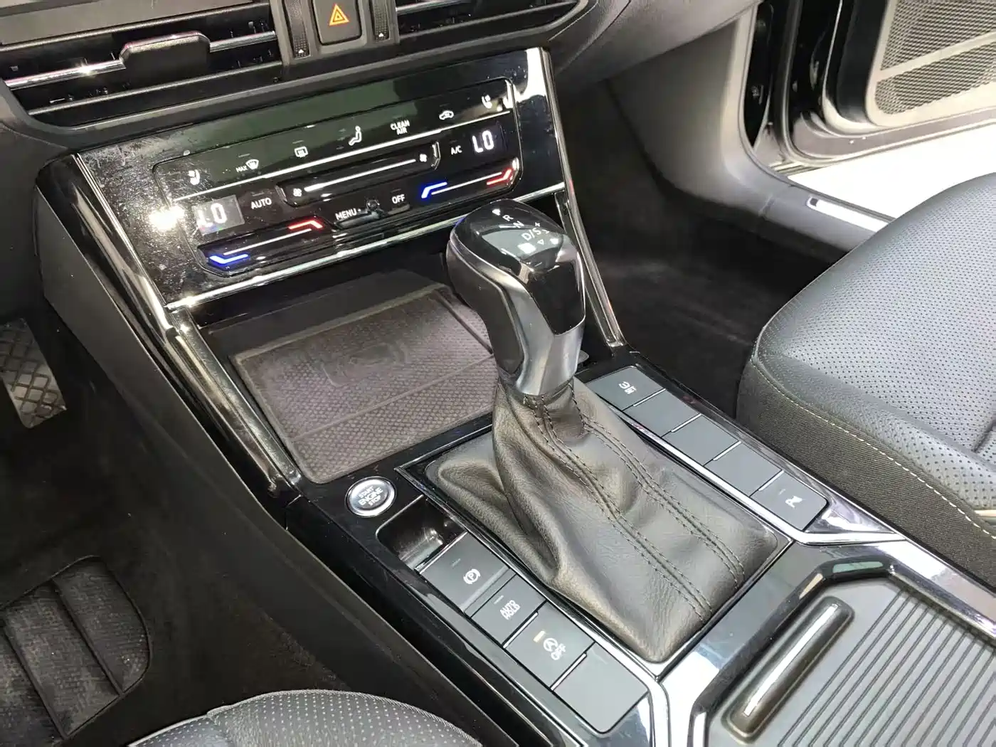Volkswagen Passat 2020 Facelift 330TSI Luxury China VI фото 14