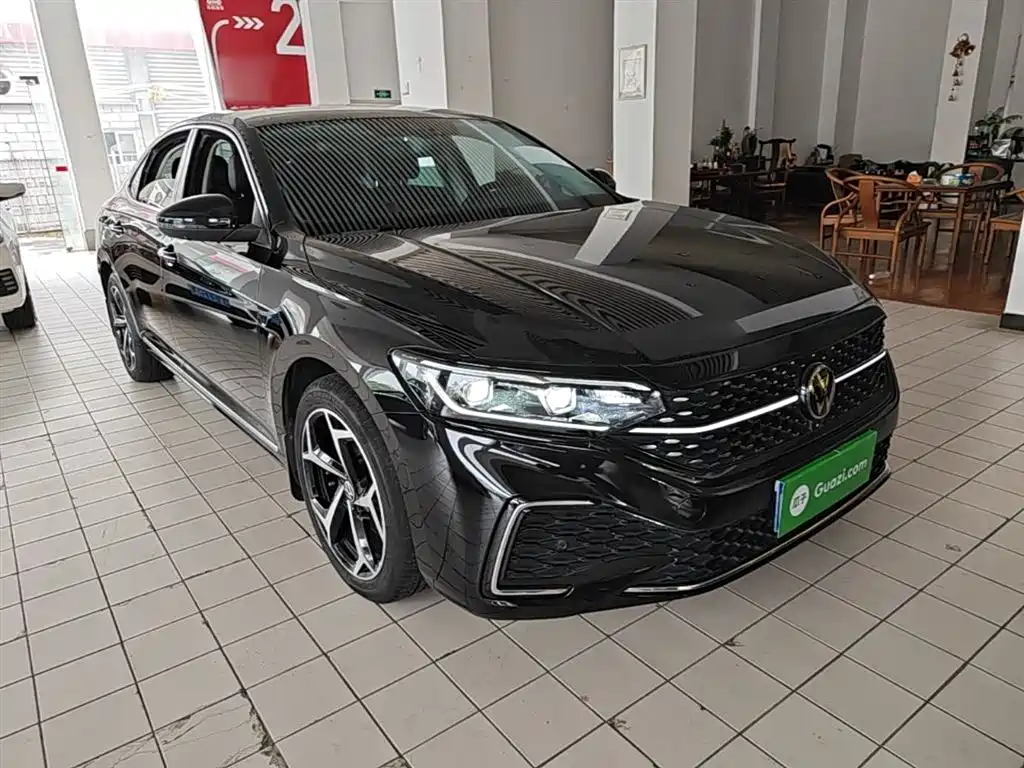 Volkswagen Passat 2023 Facelift 330TSI Starlight Luxury Edition фото 4