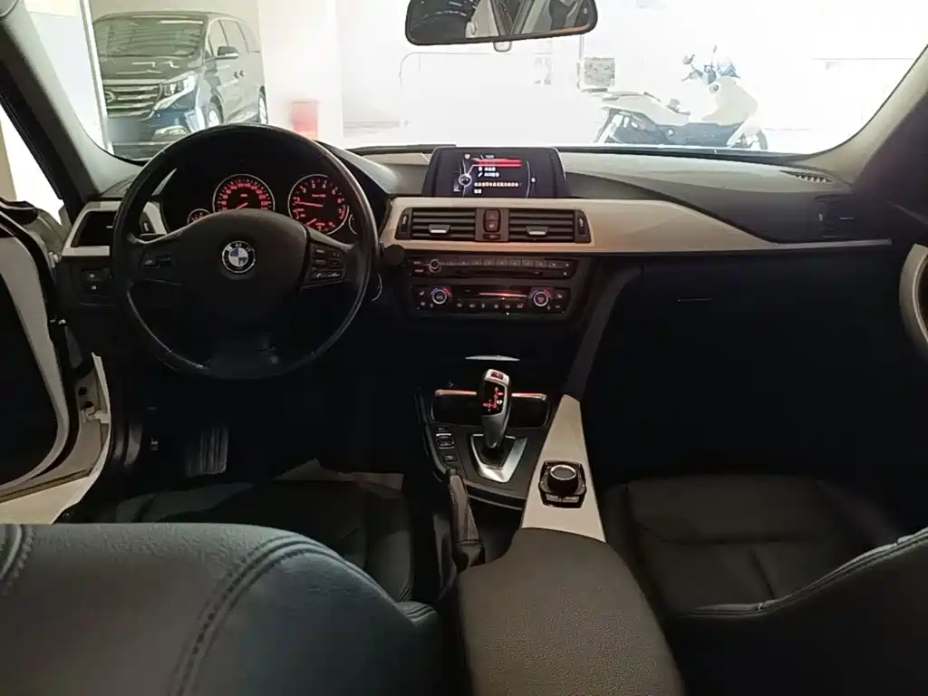 Фото 10 - BMW 3 Series