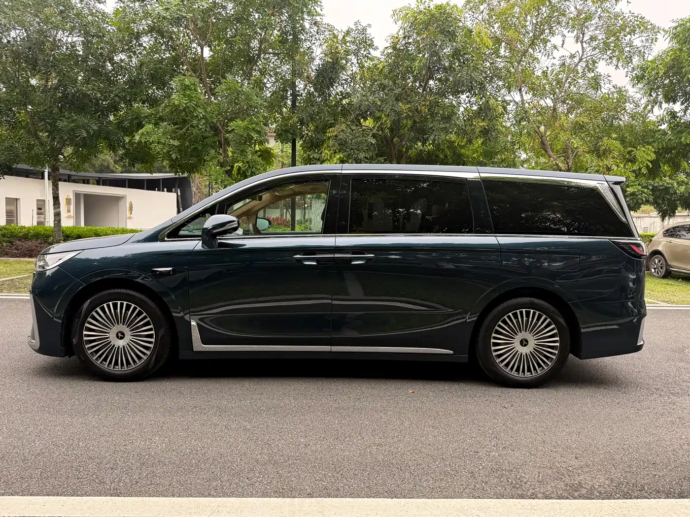 Voyah Auto Voyah Dreamer 2025 Model PHEV 4WD Premium QianKun Edition фото 2