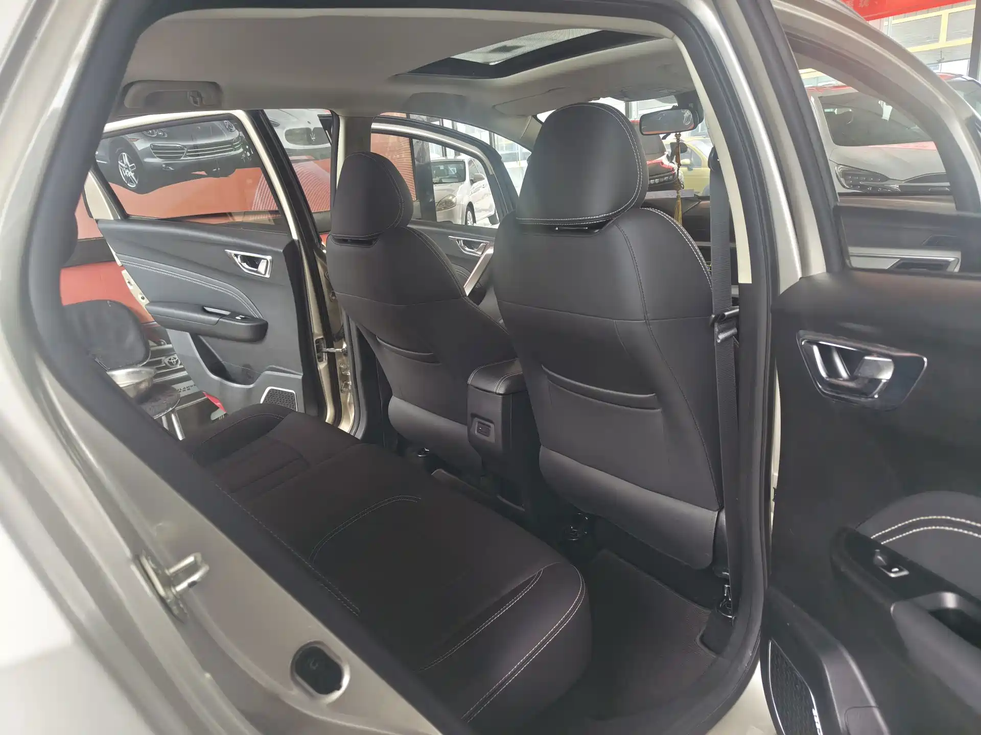 Фото 12 - Geely Vision X3