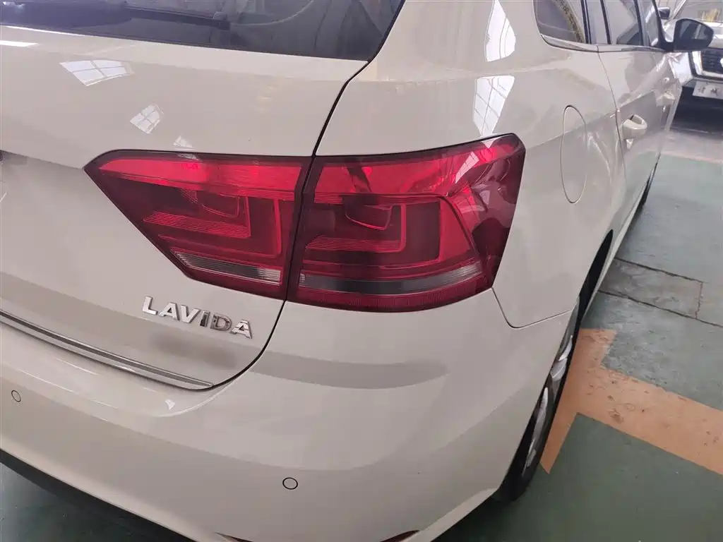 Volkswagen Lavida Tour 2017 180TSI DSG Comfort Edition фото 8