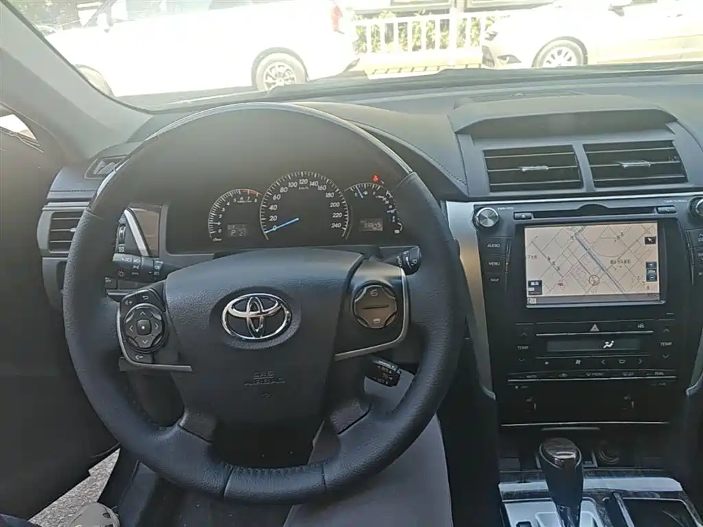 Toyota Camry 2015 2.5G Luxury Navigation Edition фото 10