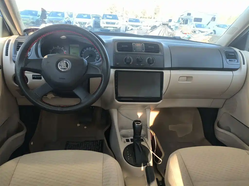 Škoda Fabia 2014 1.4L Automatic Crystal Edition фото 12