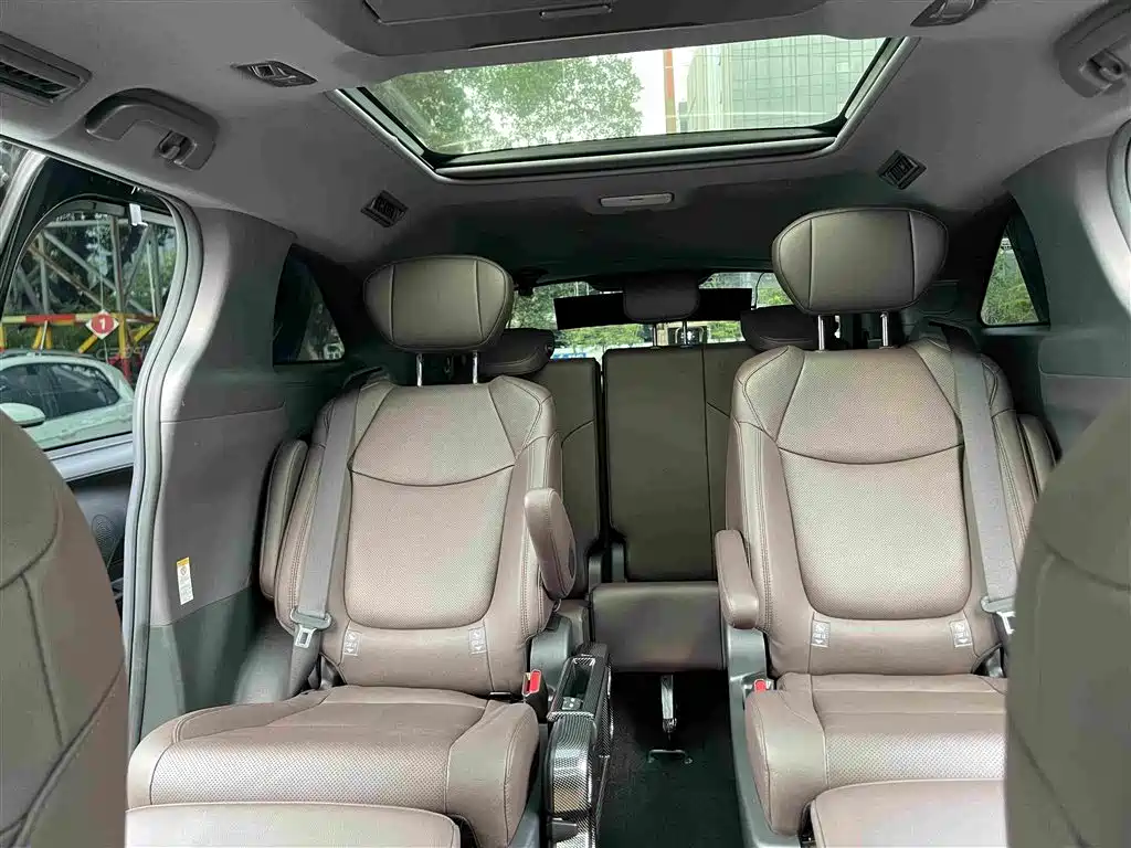 Фото 15 - Toyota Sienna
