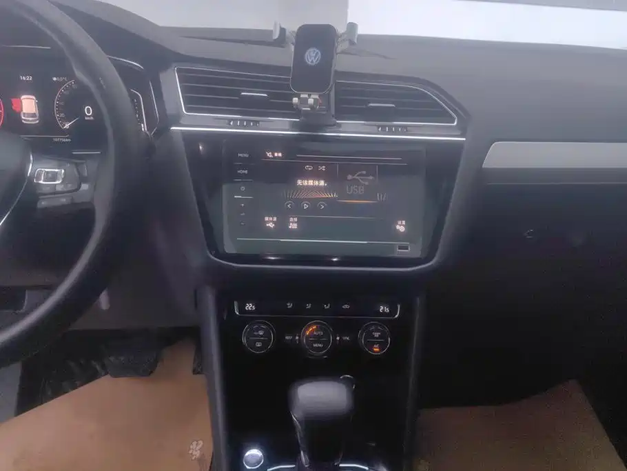 Photo 12 - Volkswagen Tiguan L