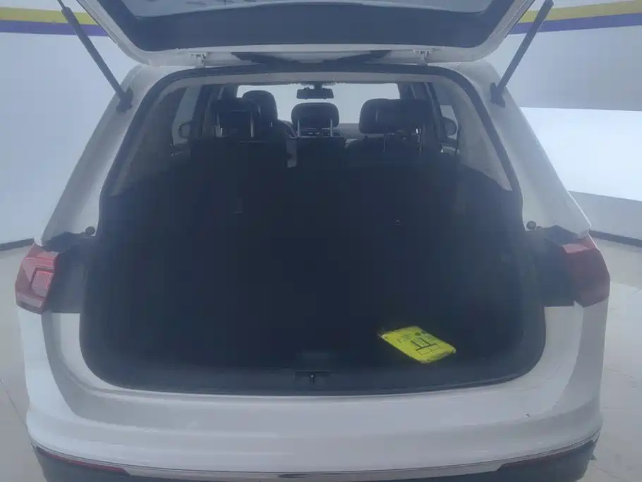Photo 4 - Volkswagen Tiguan L