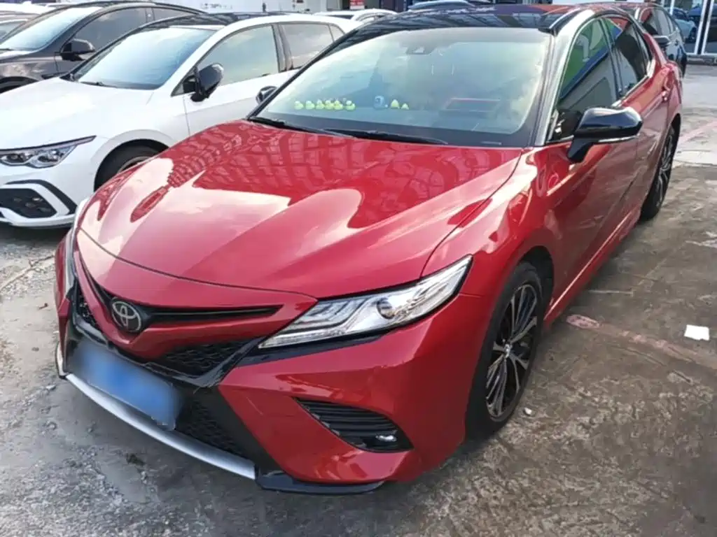 Фото 2 - Toyota Camry