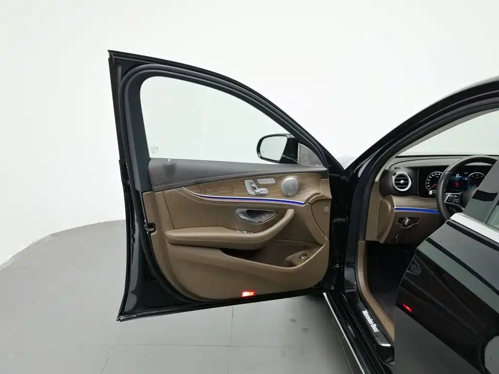 Mercedes-Benz E-Class, миниатюра 8