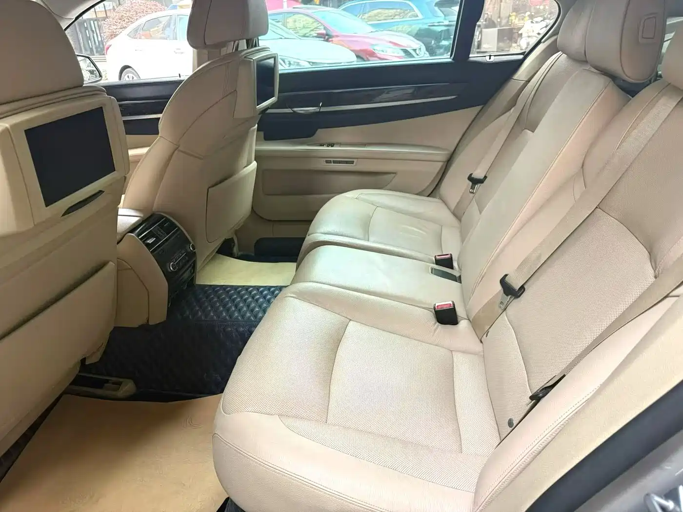 BMW 7 Series 2011 750Li xDrive фото 5