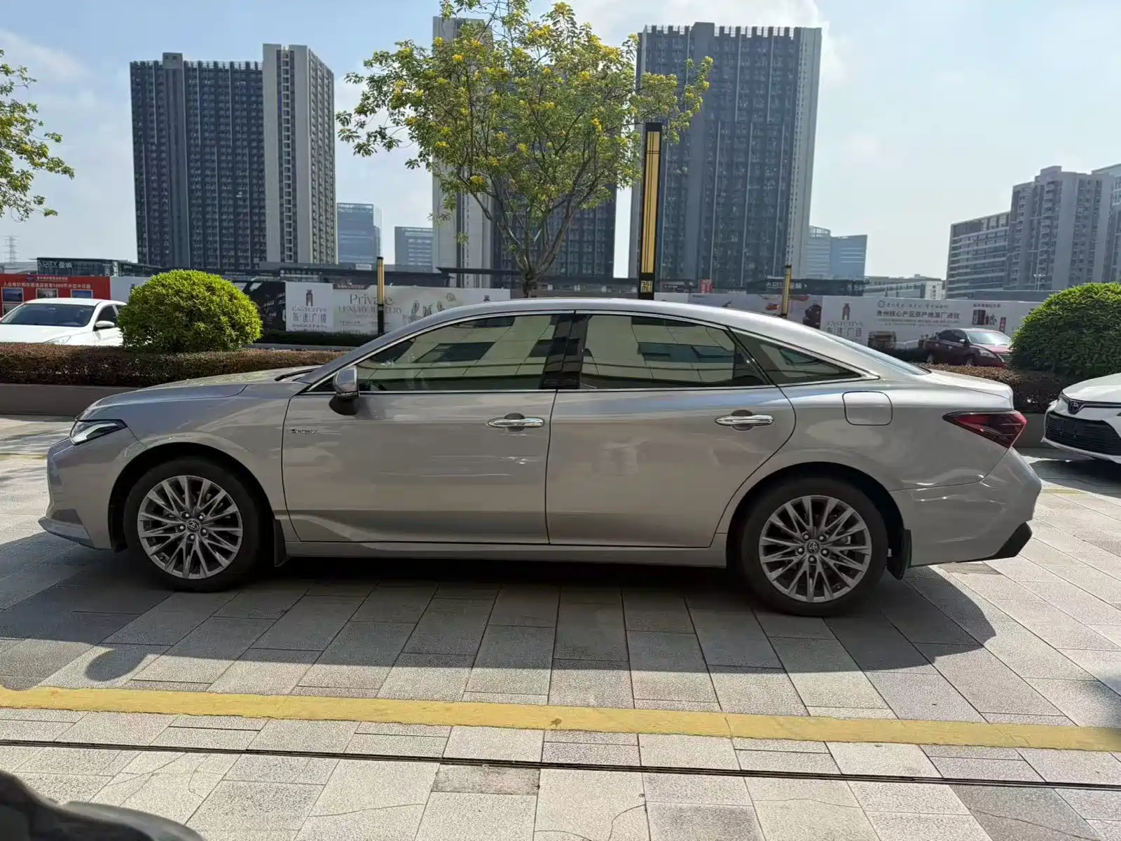 Photo 3 - Toyota Avalon