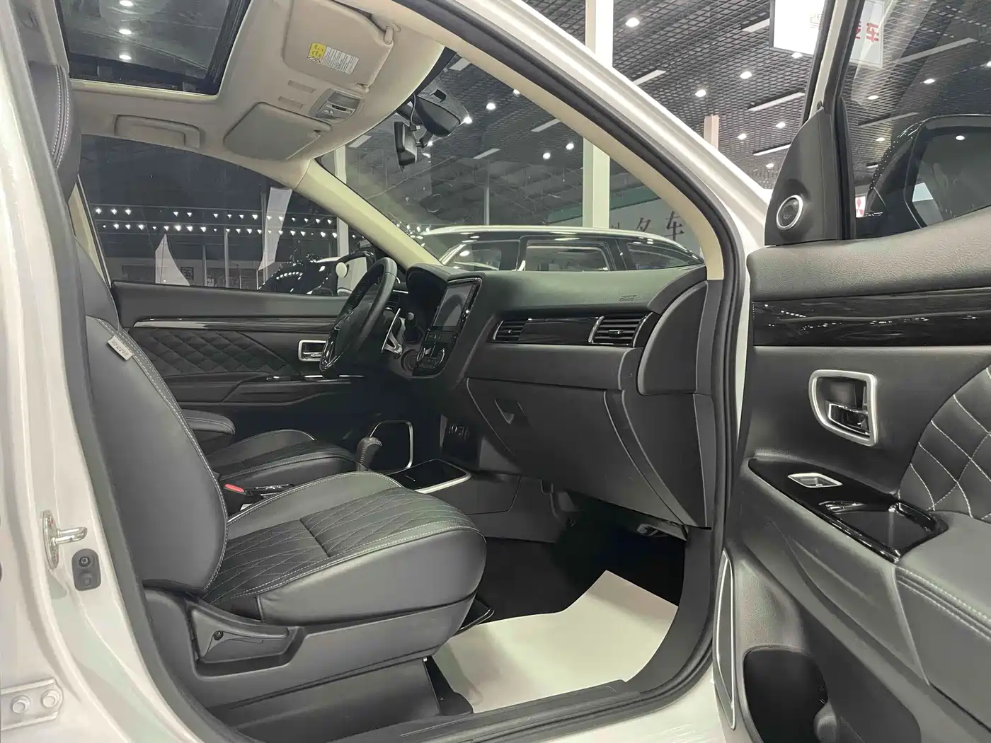 Mitsubishi Outlander 2020 2.4L 4WD Luxury 5-seater фото 18