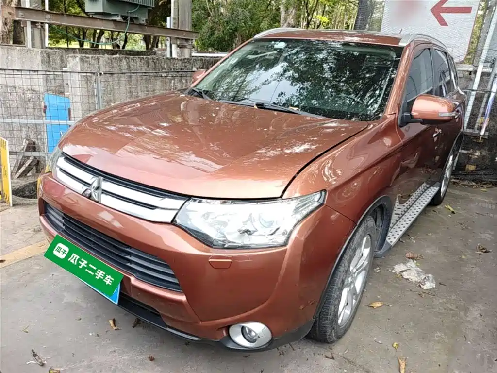 Mitsubishi Outlander (Import) 2014 2.4L 4WD Luxury Value Edition 5-seater фото 2