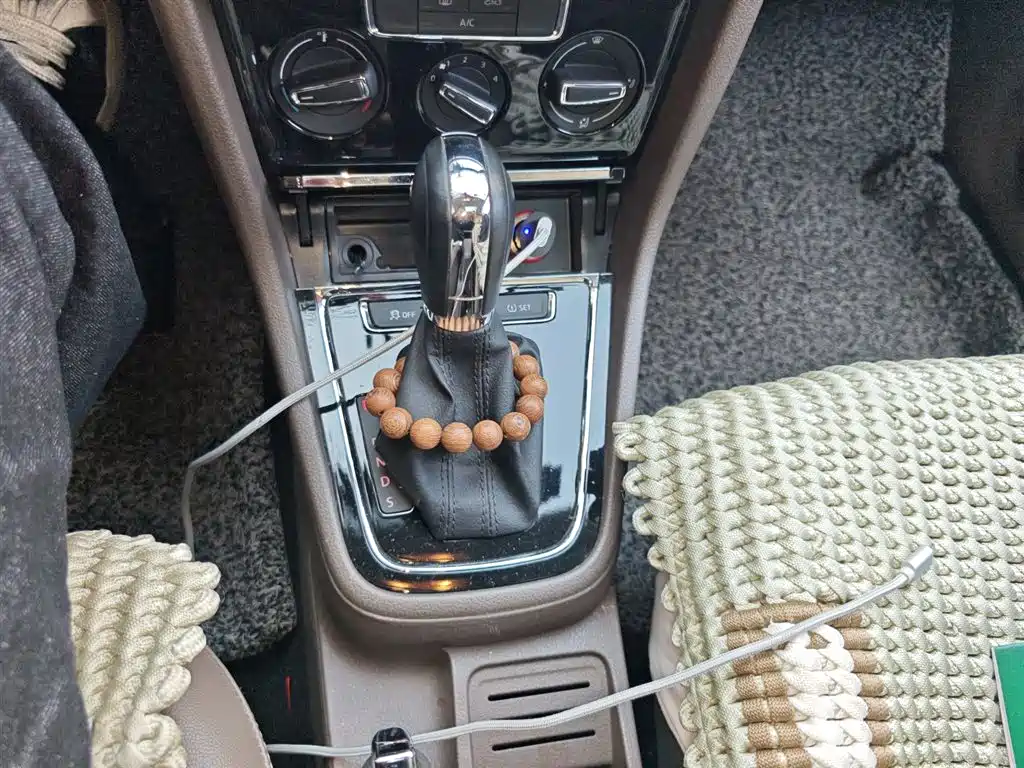 Volkswagen Bora 2014 1.6L Automatic Comfort Edition фото 7
