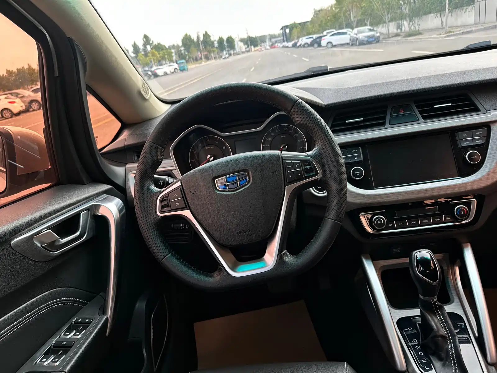 Фото 18 - Geely Vision X3