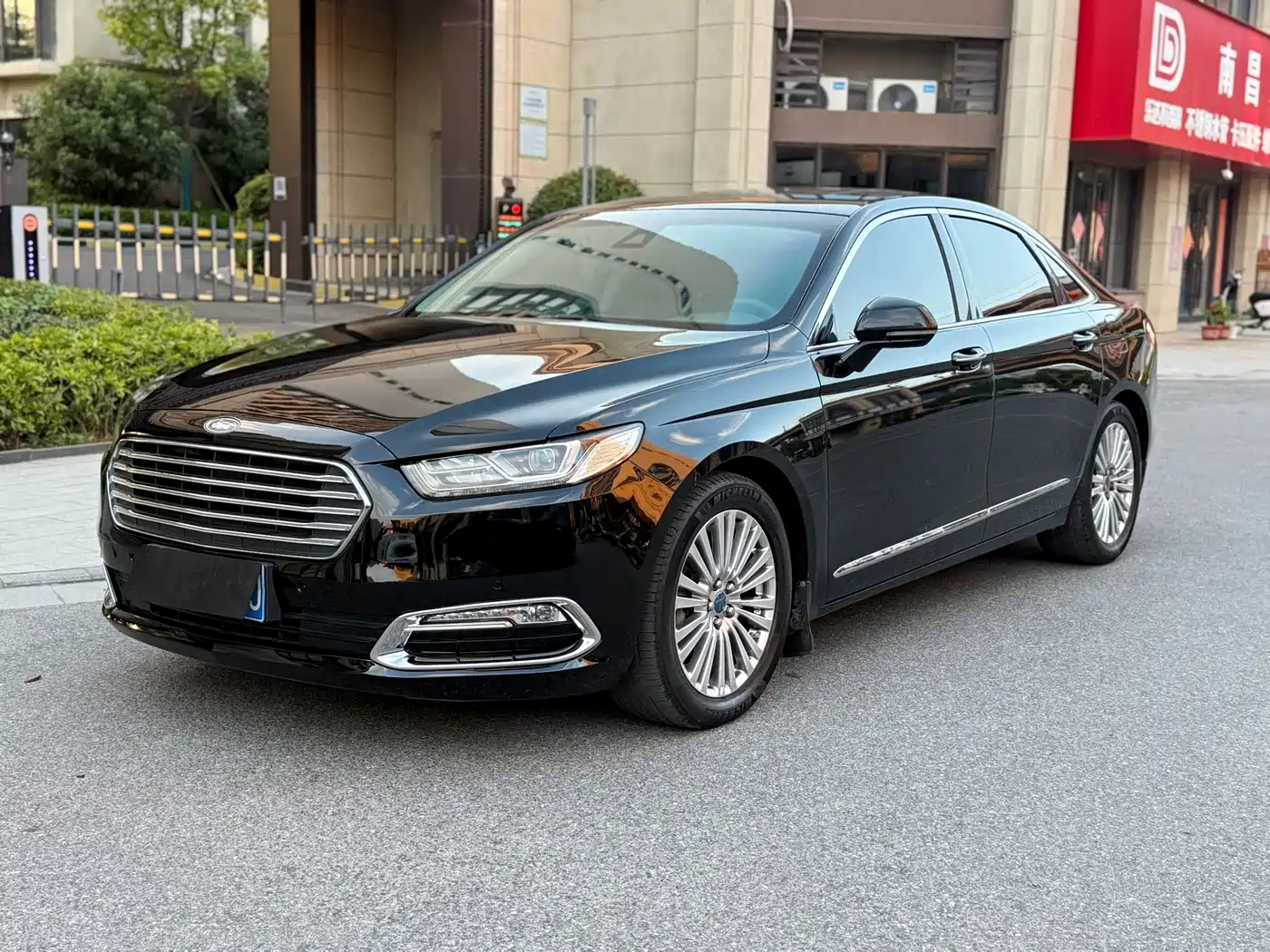 Photo 3 - Ford Taurus