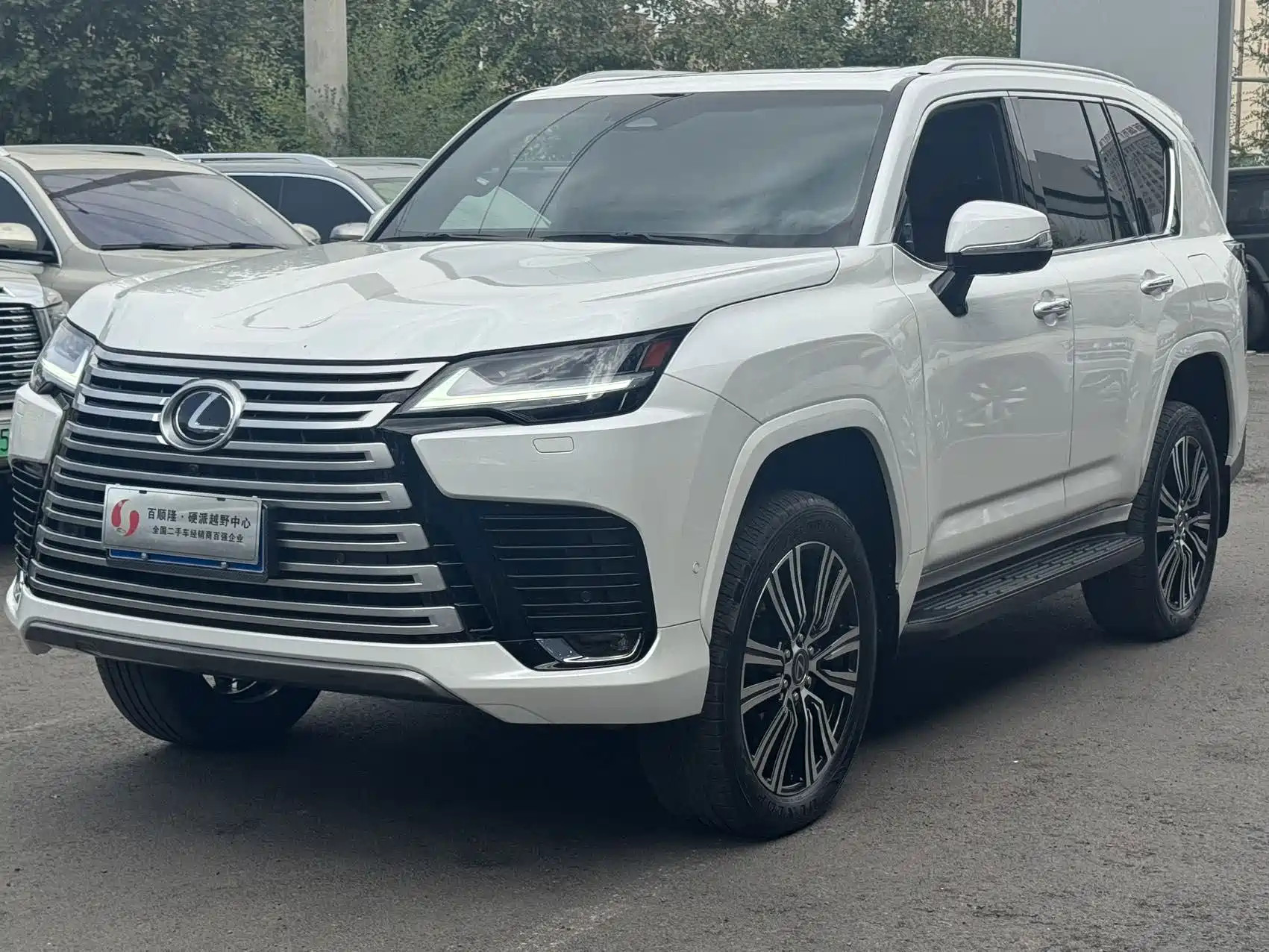 Фото 3 - Lexus LX