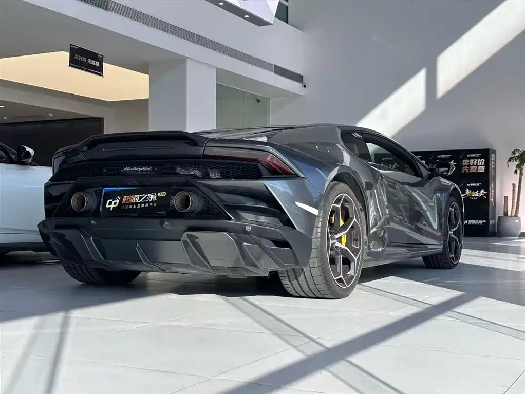 LAMBORGHINI HURACÁN