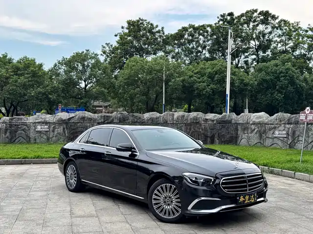 Mercedes-Benz E-Class 2023 E 300 L Luxury — фото 3