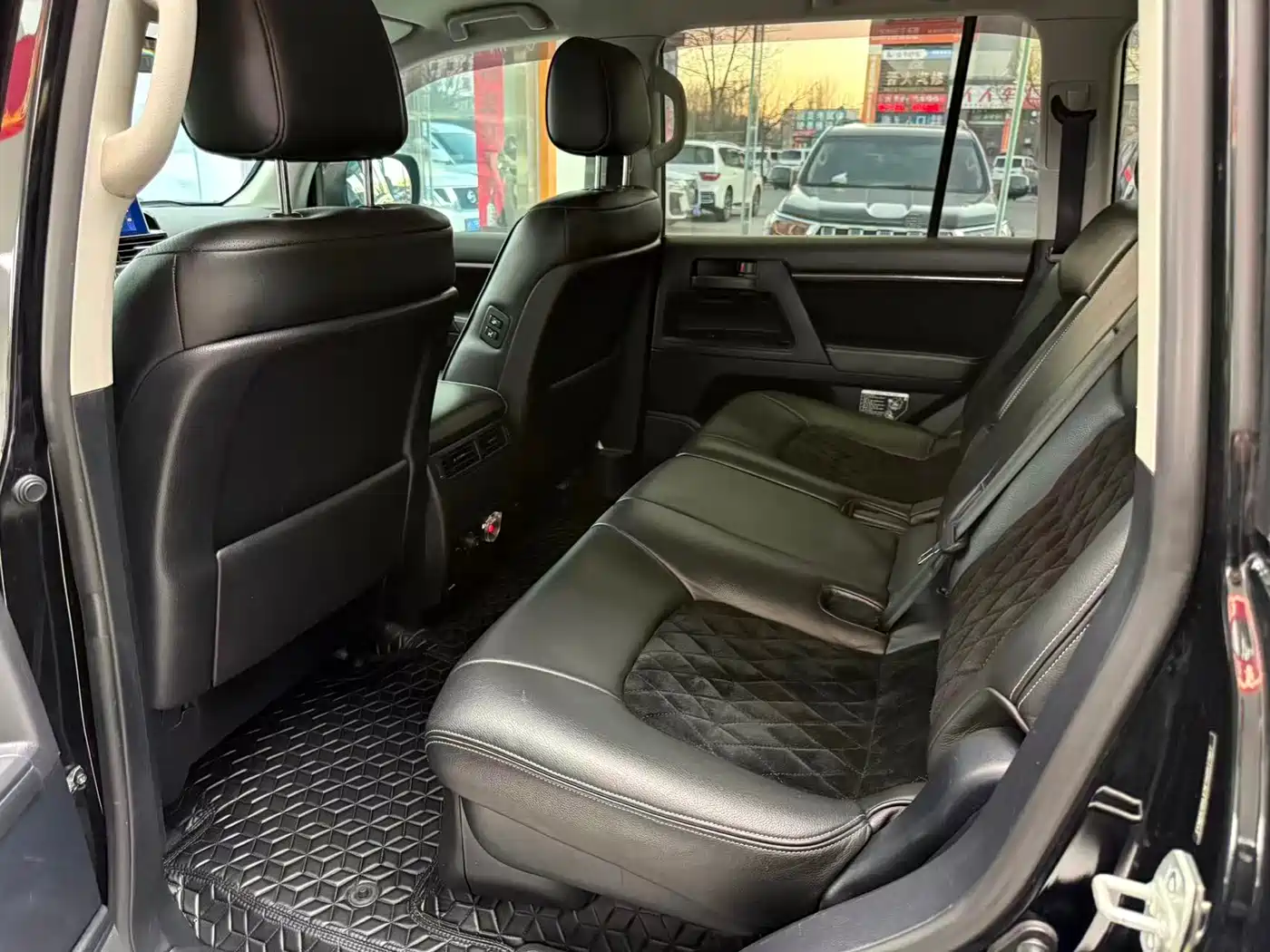 Toyota Land Cruiser (Import) 2015 4.0L V6 Middle East Limited Edition фото 6
