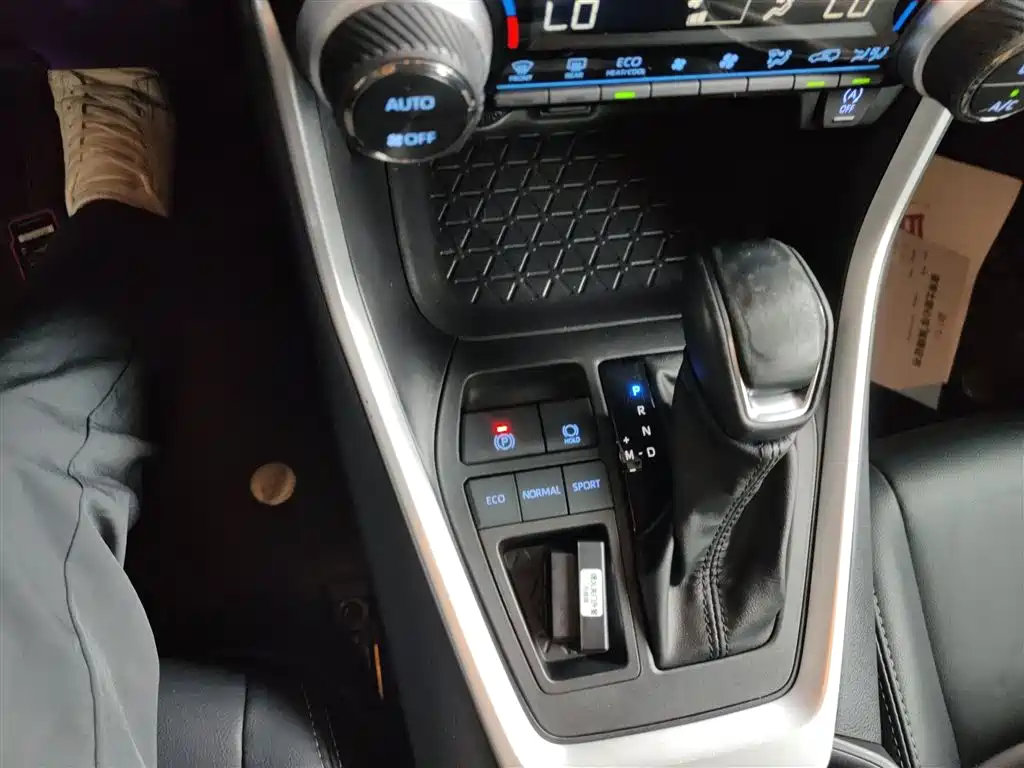 Toyota Wildlander 2022 2.0L CVT FWD Luxury PLUS Edition фото 14