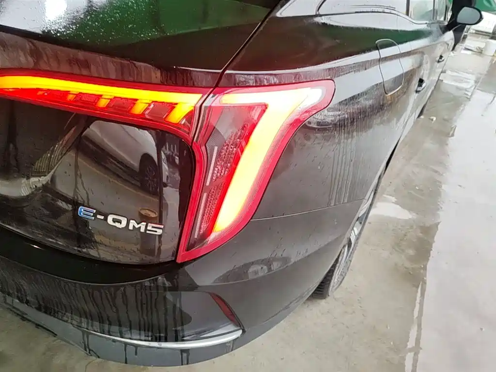 Hongqi E-QM5 2021 Charging Flag Joy Edition фото 8