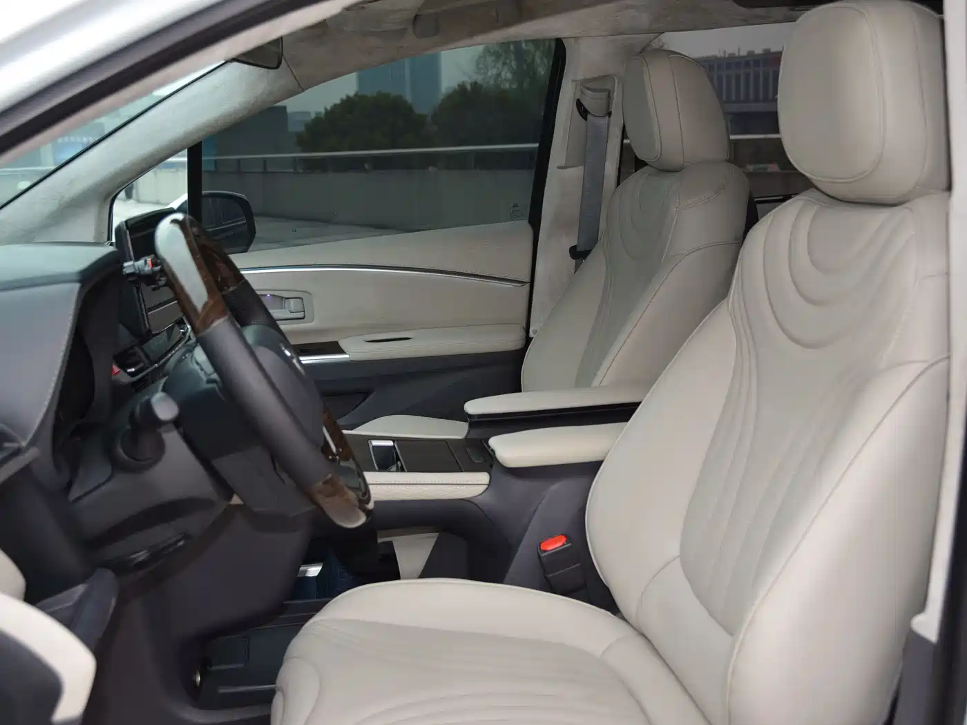 Toyota Sienna 2021 2.5L Hybrid Premium Edition фото 12