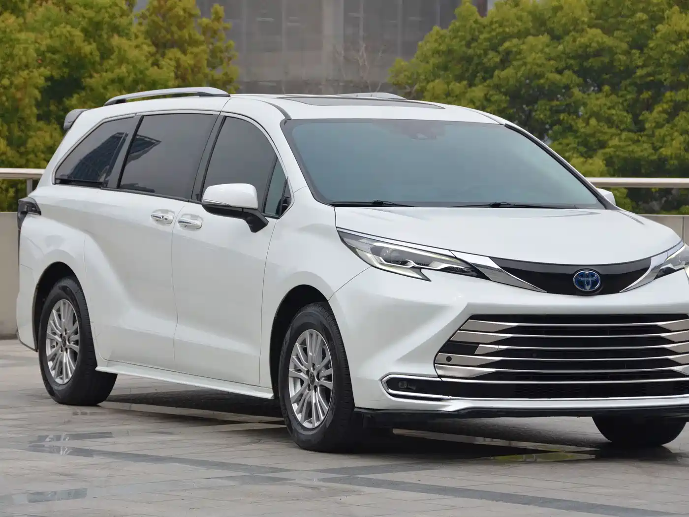 Toyota Sienna 2021 2.5L Hybrid Premium Edition фото 3