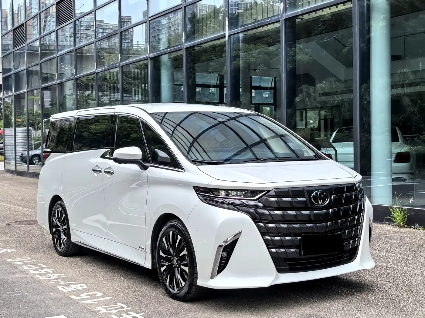 Toyota Alphard 2024 Hybrid 2.5L Ultimate Enjoyment Edition фото 2