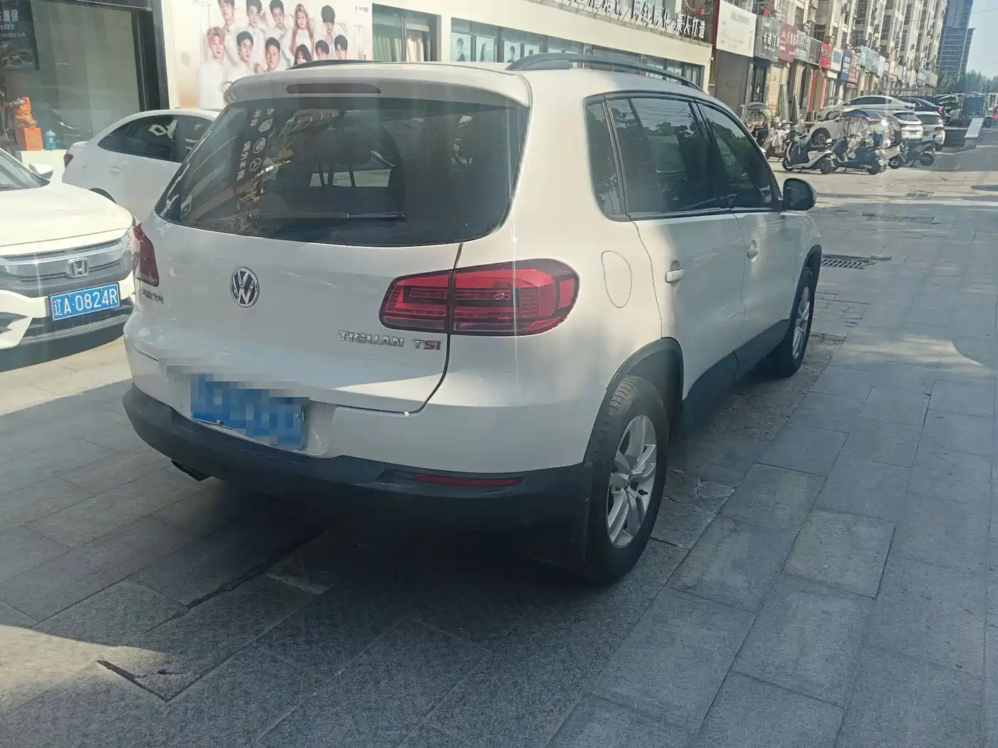 VOLKSWAGEN TIGUAN