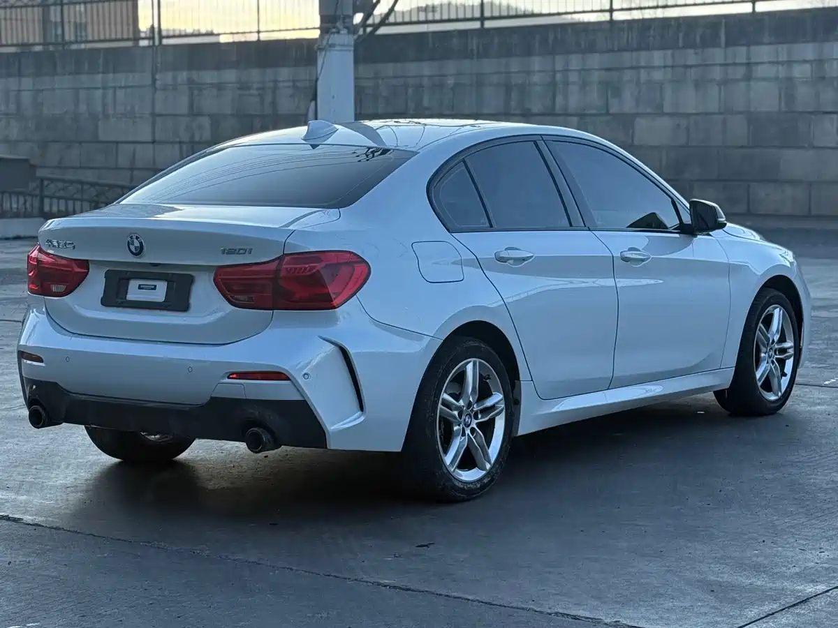 BMW 1 Series 2022 120i M Sport Shadow Edition фото 29
