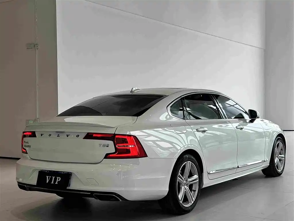 Фото 9 - Volvo S90