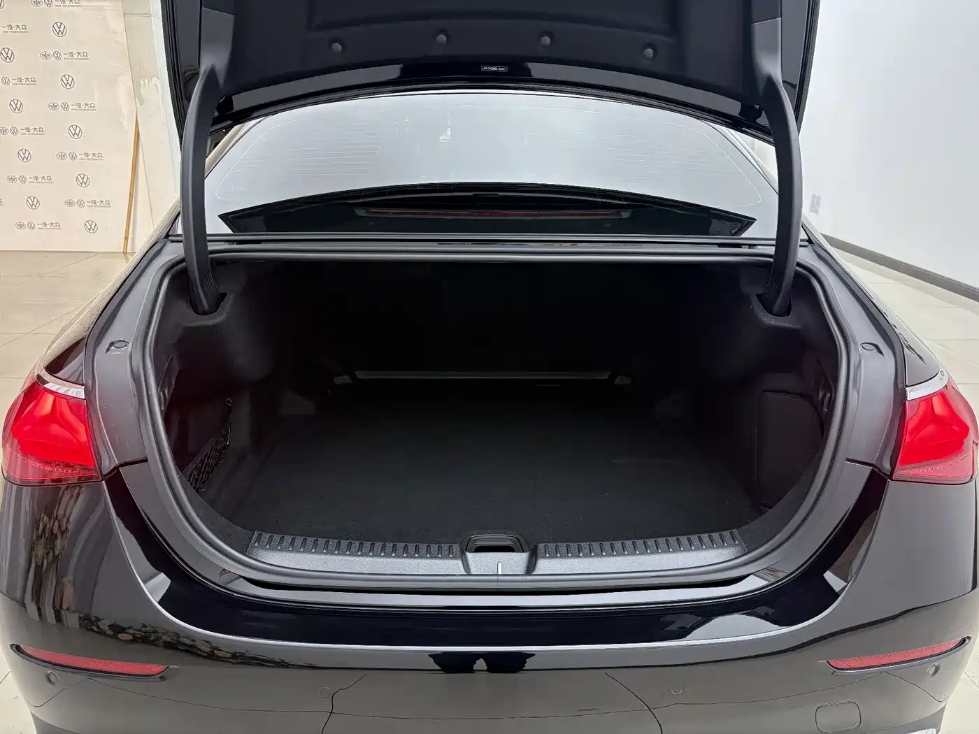 Mercedes-Benz E-Class 2025 E 300 L Fashion фото 12