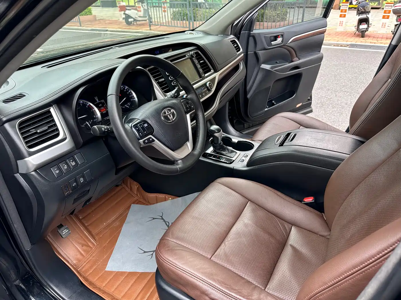 Toyota Highlander 2015 2.0T AWD Ultimate Edition 7-seater фото 24