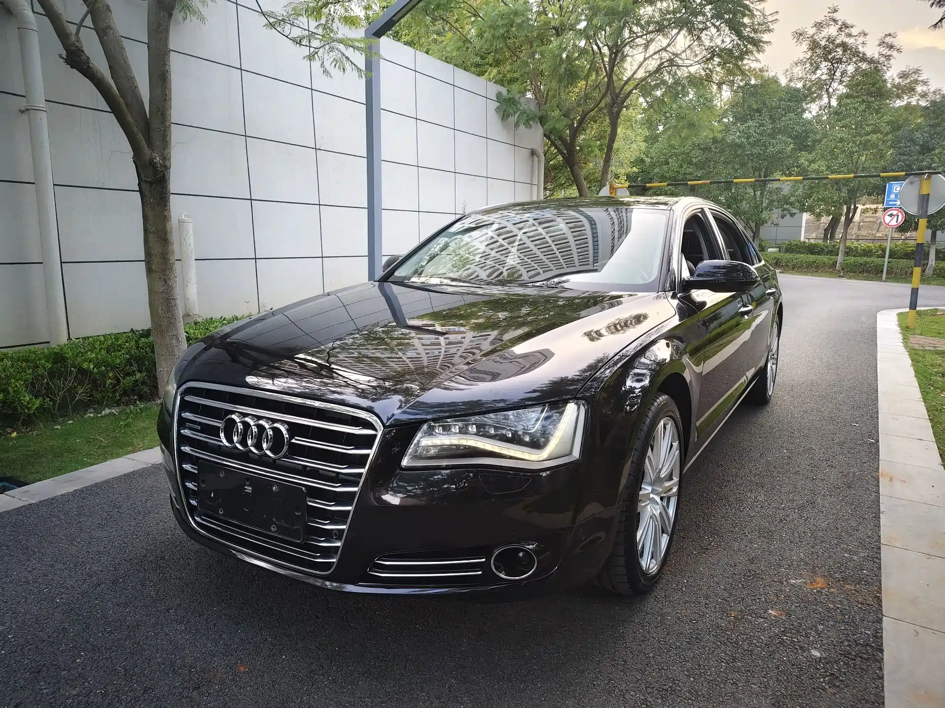 Фото 1 - Audi A8