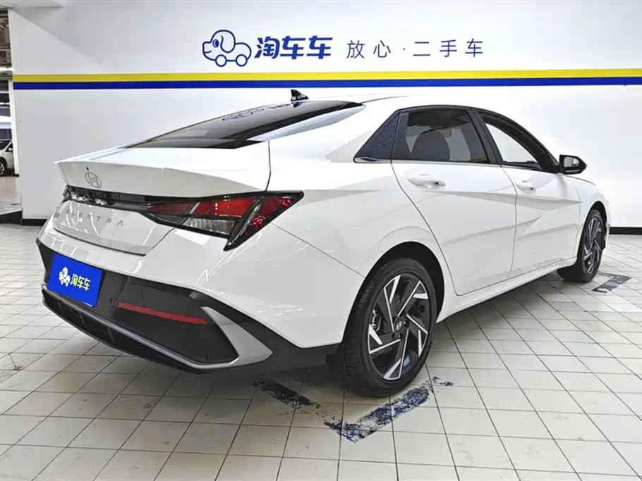 Hyundai Elantra 2023 1.5L CVT GLX Elite Edition фото 3