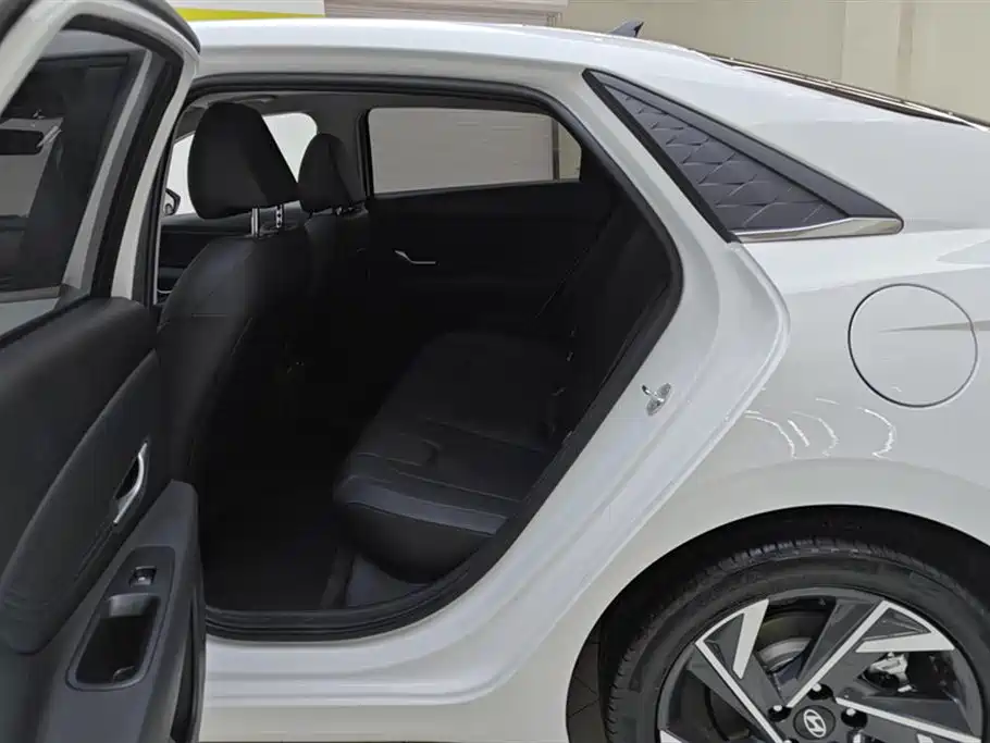 Hyundai Elantra 2023 1.5L CVT GLX Elite Edition фото 11