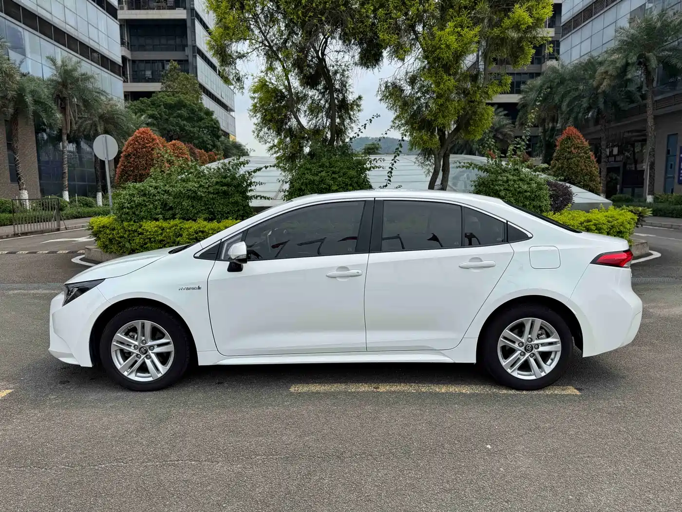 Toyota Levin 2021 Dual Engine 1.8H E-CVT Luxury Edition фото 19