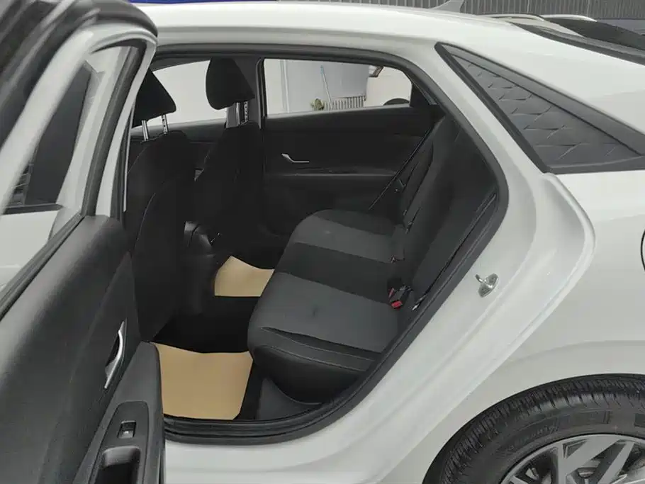 Hyundai Elantra 2023 1.5L CVT GLS Premium фото 11