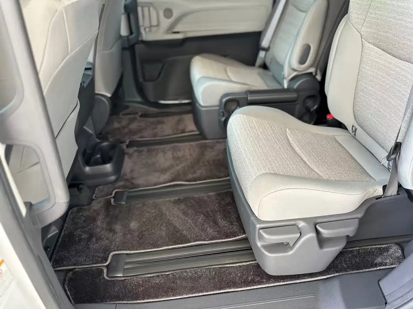 Toyota Sienna 2023 2.5L Hybrid Comfort Edition фото 14