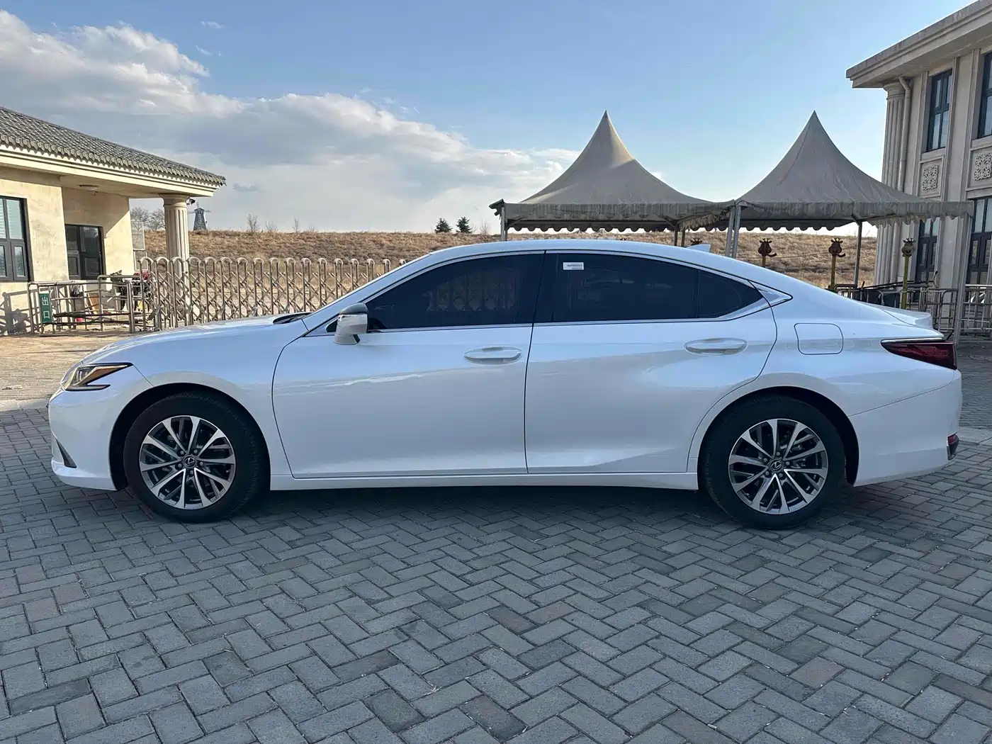 Lexus ES 2023 200 Excellence Edition фото 7