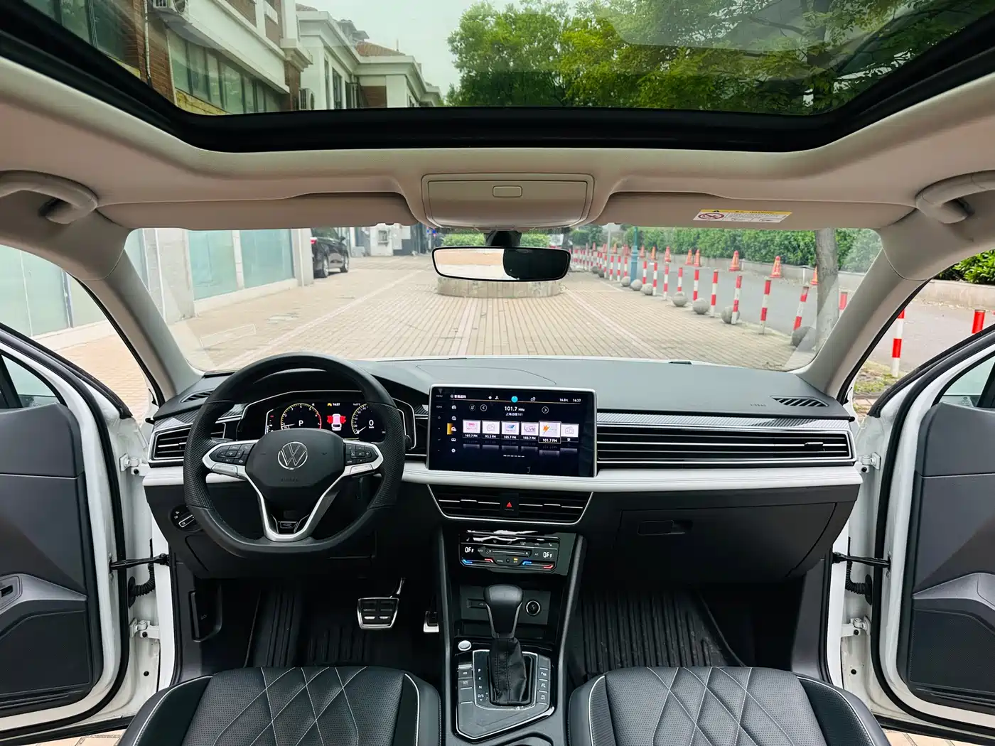 Volkswagen Tiguan L 2024 330TSI Automatic 2WD R-Line Premium Enjoyment Edition фото 5