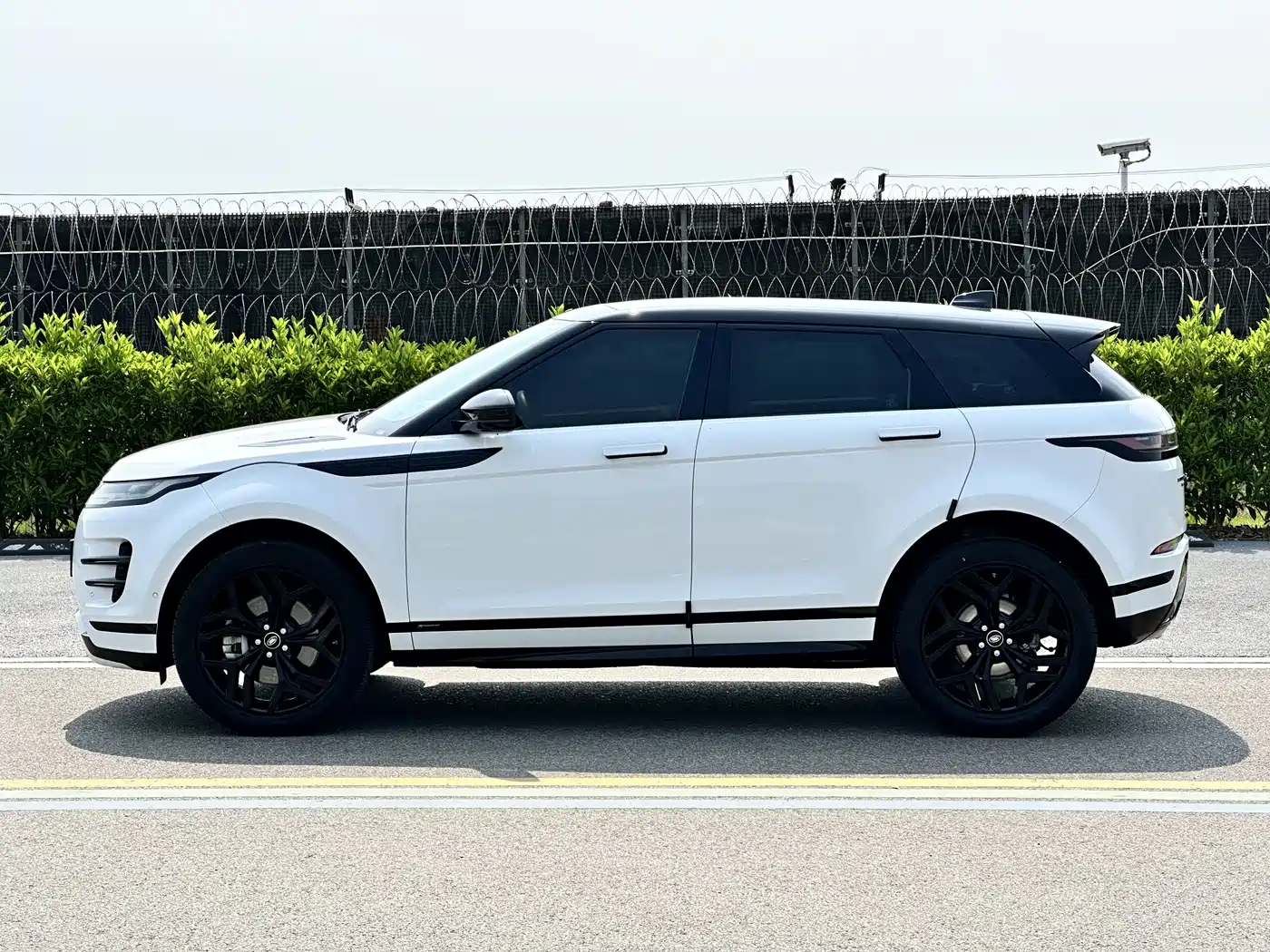 Land Rover Range Rover Evoque 2020 Model 249PS R-DYNAMIC S Gloss Black Sport Edition фото 4