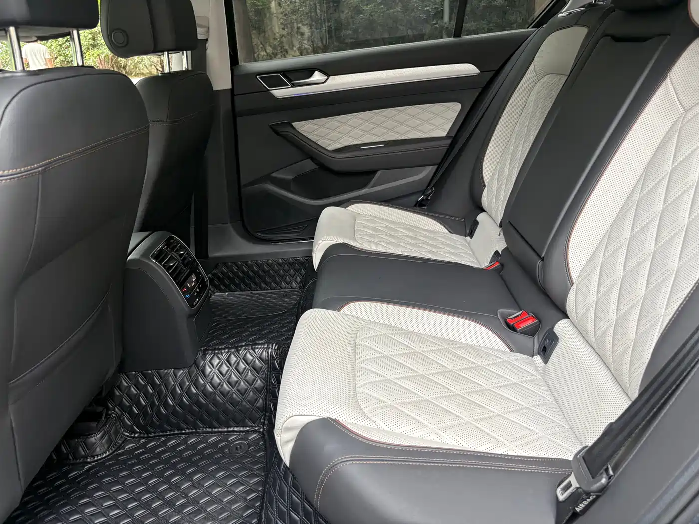 Volkswagen Magotan 2023 Model 2 Million Commemorative Edition 330TSI DSG Luxury фото 8