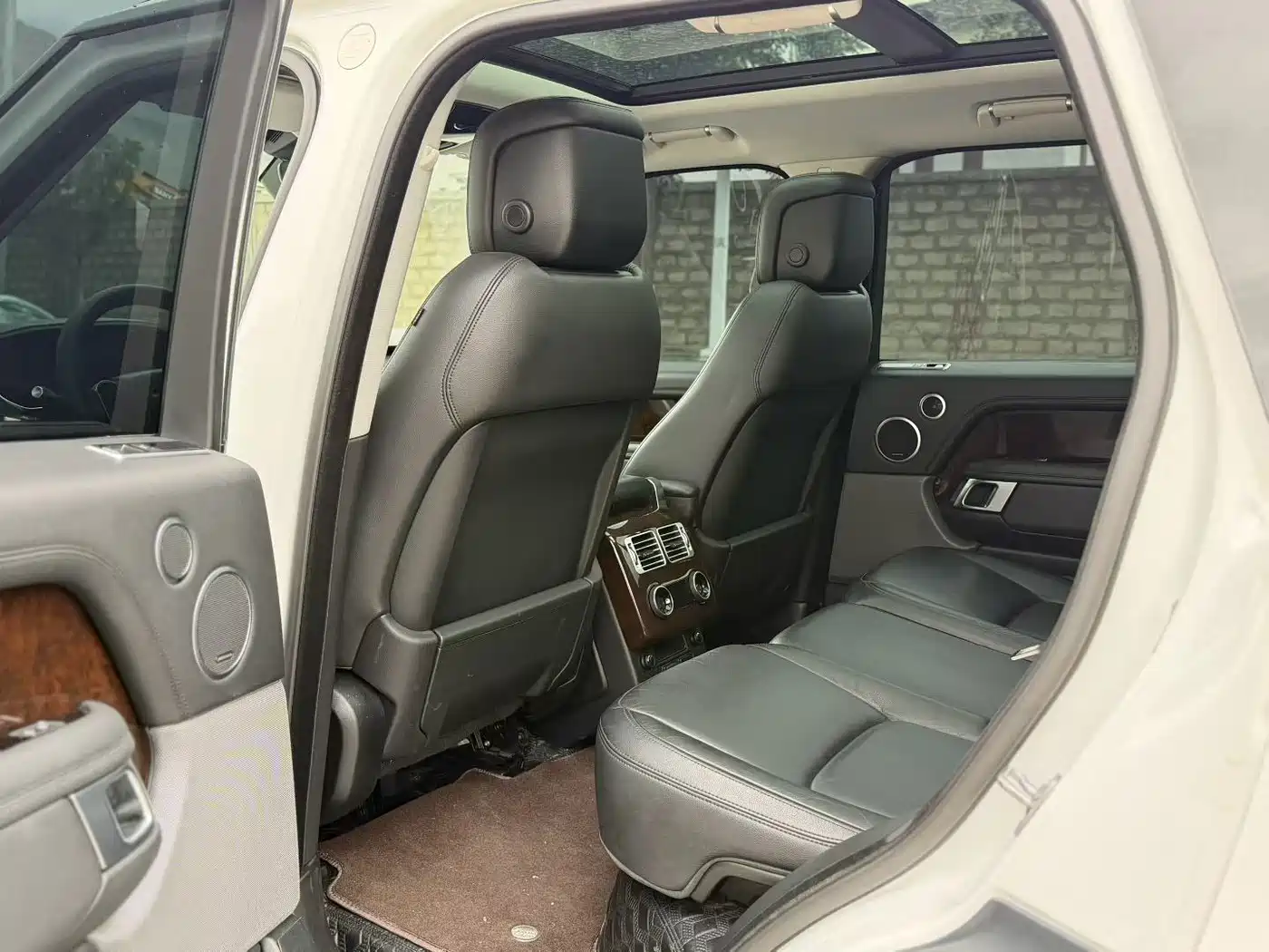 Photo 6 - Land Rover Range Rover