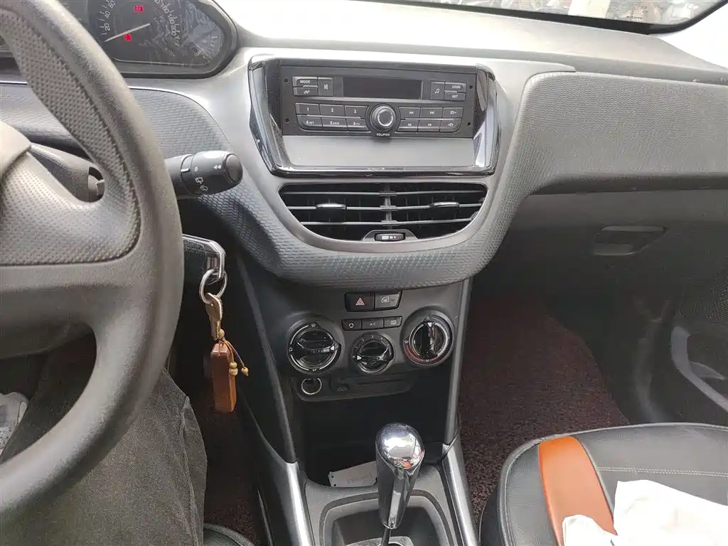 Peugeot 2008 2014 1.6L Automatic Trend Edition фото 6